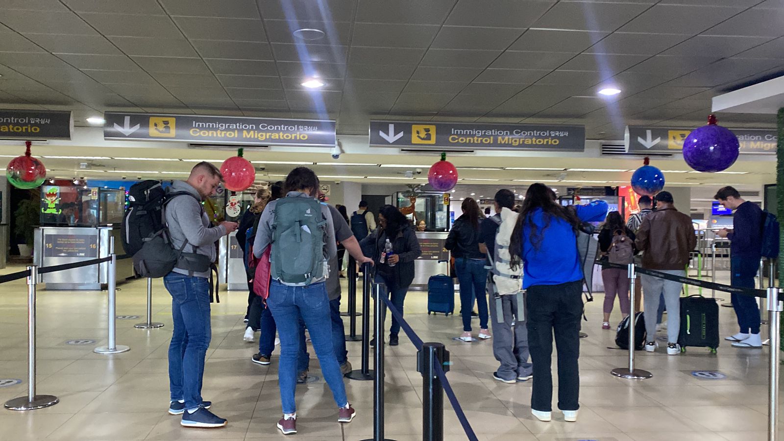Control migratorio en el Aeropuerto Internacional La Aurora.