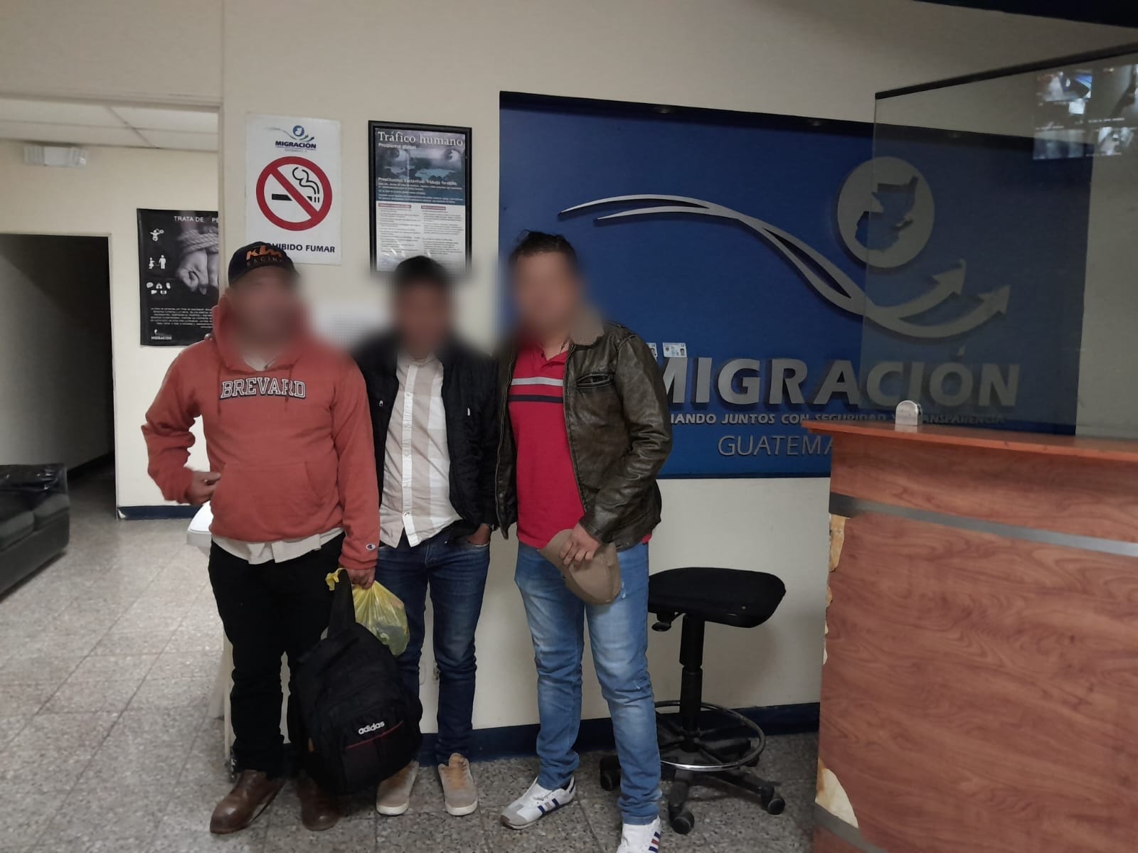 Migrantes son atendidos en el Centro de Atención Migratoria para Extranjeros.