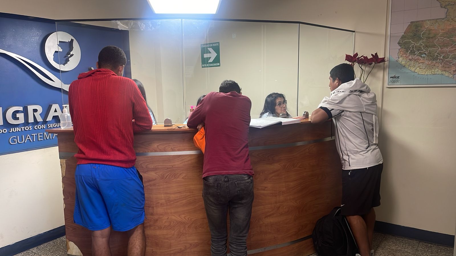 Extranjeros fueron atendidos por personal migratorio luego de haber sido sorprendidos en un autobús por la ruta al Atlántico.