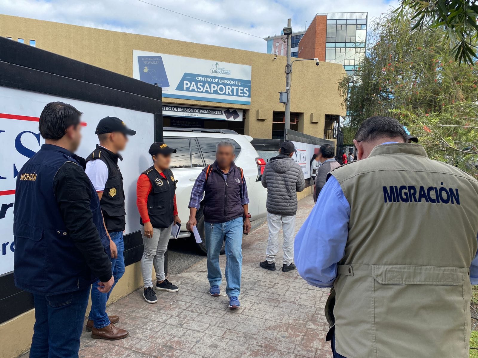 Operativo contra estafas de tramitadores en el Centro de Emisión de Pasaportes.
