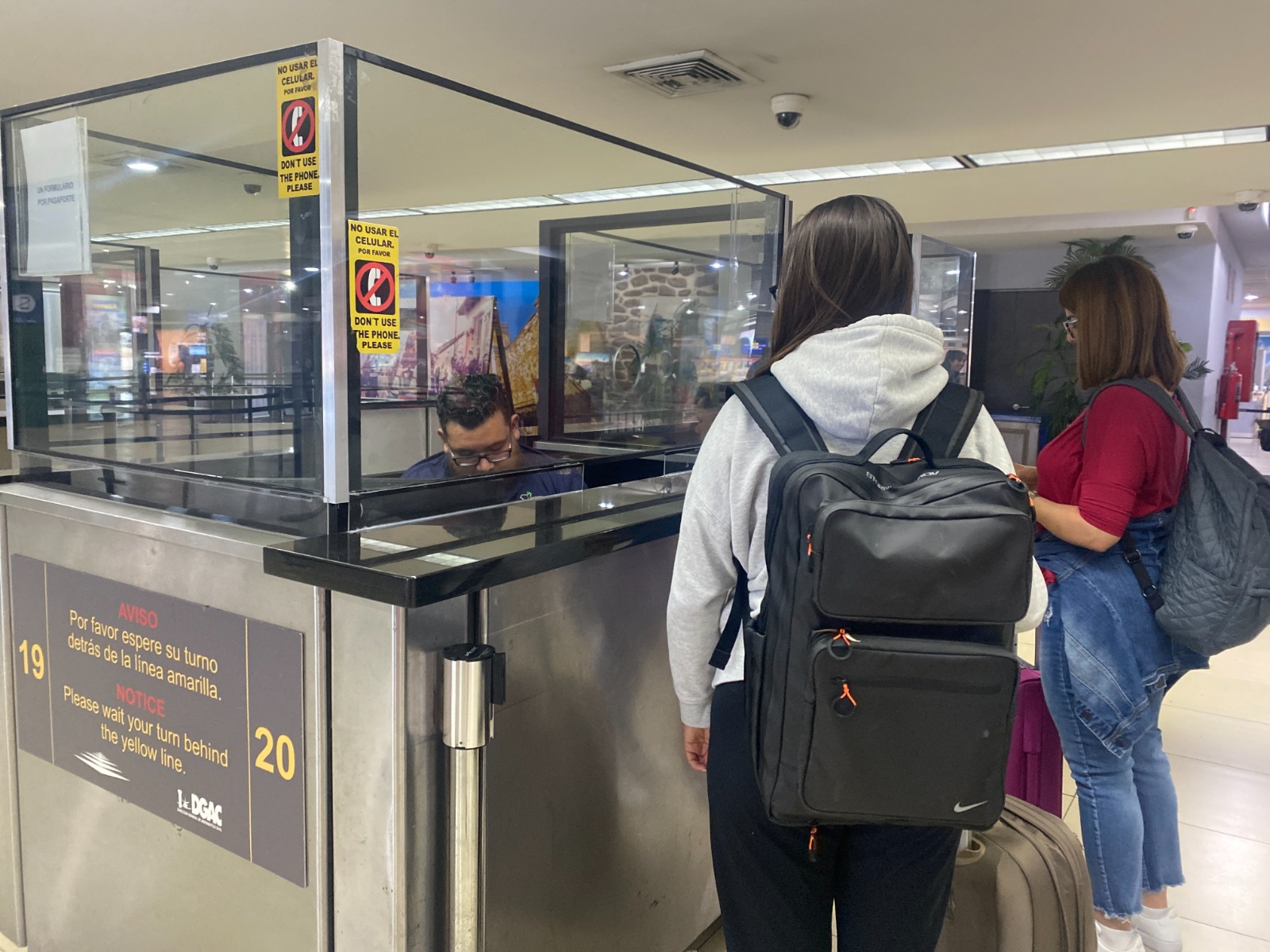 Control migratorio en el Aeropuerto Internacional La Aurora.