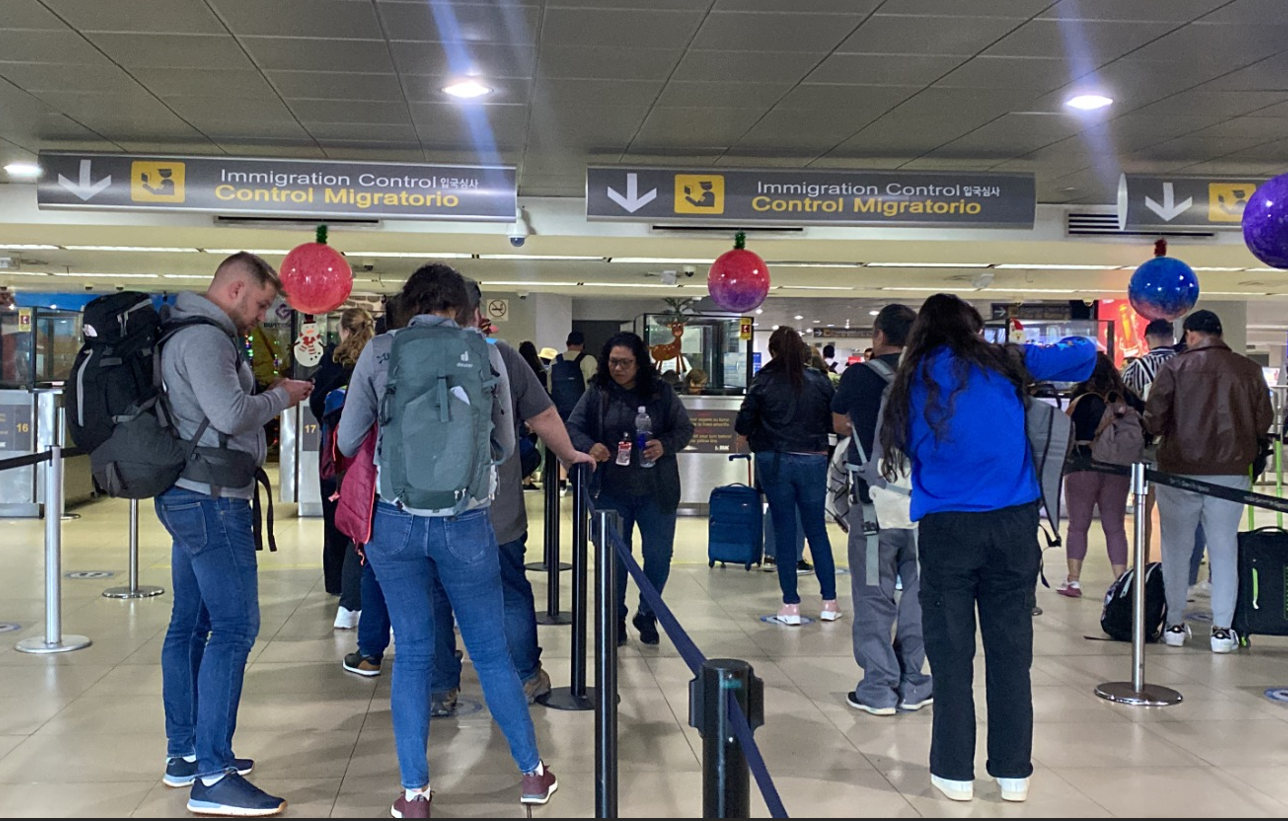 Control migratorio en el Aeropuerto Internacional La Aurora.